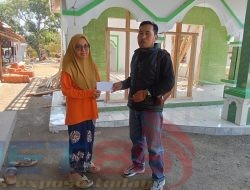Ketum LSM PERKASA Salurkan Bantuan untuk Rehab Musholla Nurul Ikhsan