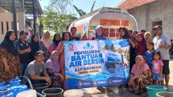 Sumur Warga Mengering, KJJT Sampang Turun Bawa Air Bersih