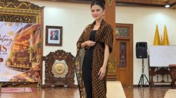 Puji Rahayu Hadirkan Terobosan Fashion, Satu Kain Batik Jadi Enam Tampilan