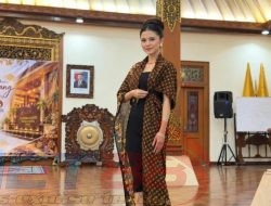 Puji Rahayu Hadirkan Terobosan Fashion, Satu Kain Batik Jadi Enam Tampilan